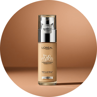 Podkład L’Oréal Paris True Match w szklanej butelce na brązowym tle.